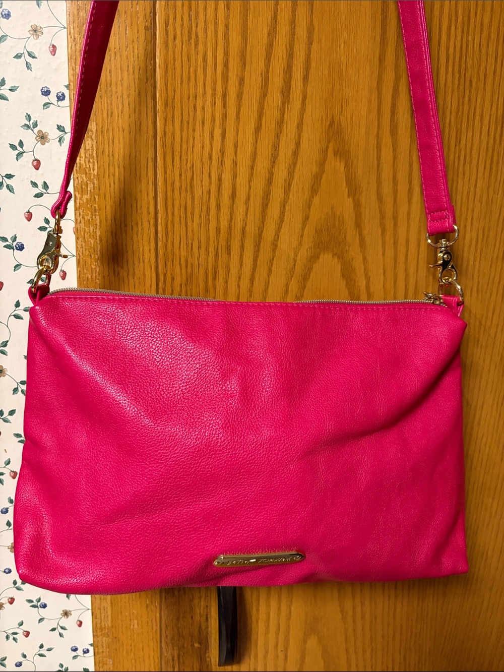 Betsey Johnson Bright Pink Women's Crossbody Bag EUC. 11”x7”x4”